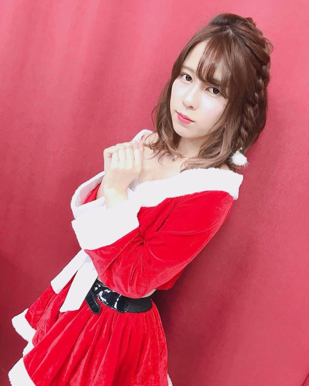 田部絵美のインスタグラム：「ㅤㅤㅤㅤㅤㅤㅤㅤㅤㅤㅤㅤㅤ エミ氏サンタです🎅🎀🧸🎁 すきですか？🍀 ㅤㅤㅤㅤㅤㅤㅤㅤㅤㅤㅤㅤㅤ #おなか見えてるの恥ずかしくて真顔 #クリスマス」