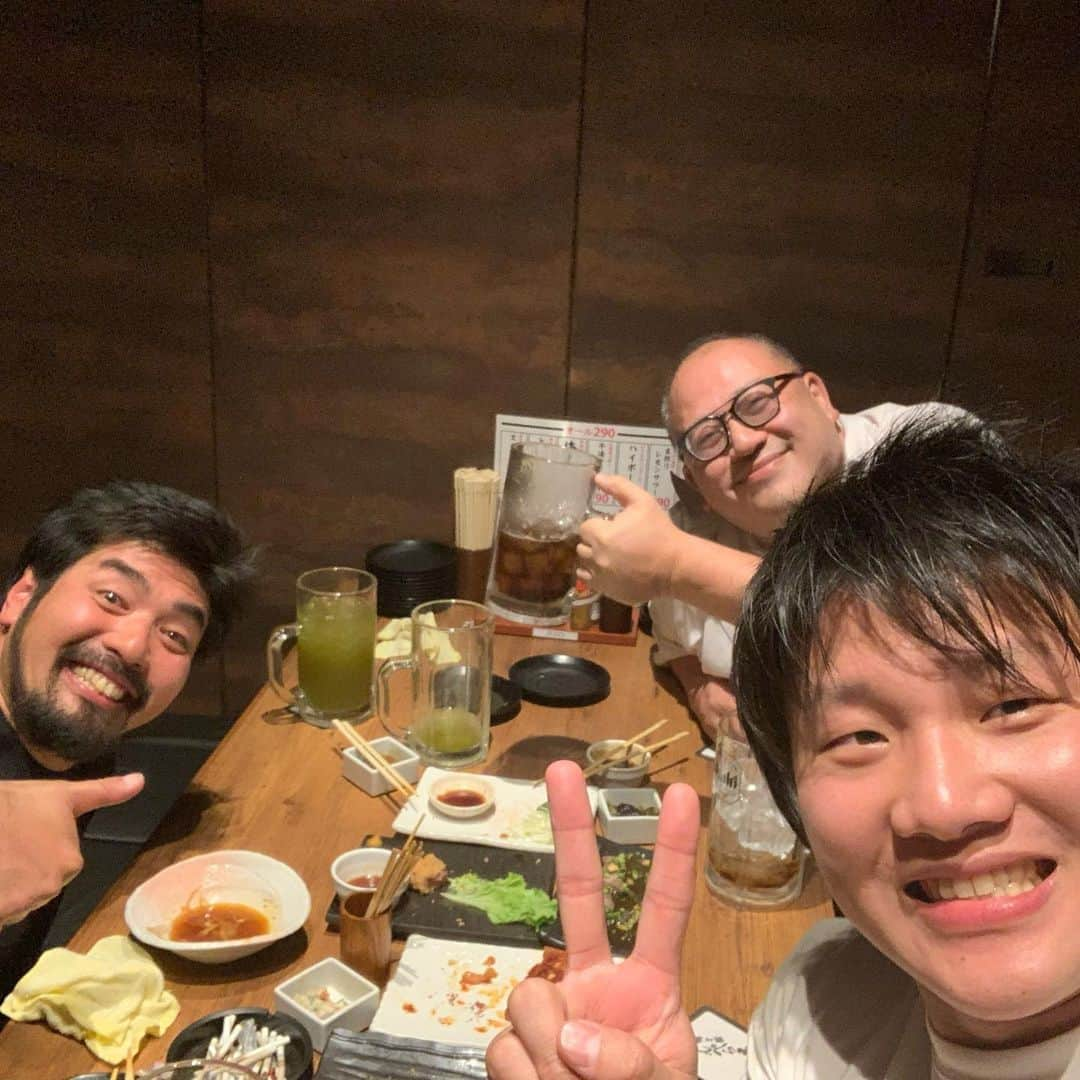 岩本煌史さんのインスタグラム写真 - (岩本煌史Instagram)「僕が帰省する際の恒例行事となりつつあるノリさんとマッキーさんとの飲み会🍻 毎回めちゃくちゃ楽しくて地元に帰ってきた自分を全力で解放させてくれる❗️✨ そんな環境をいつも設けてくれるノリさんとマッキーさんに感謝‼️✨ ノリさんは陽気な緑ハイおじさんでマッキーさんはタダのクソデブだけど最高だ‼️✨ あっという間に時間は過ぎるのであった。」12月24日 0時21分 - koji_iwamoto