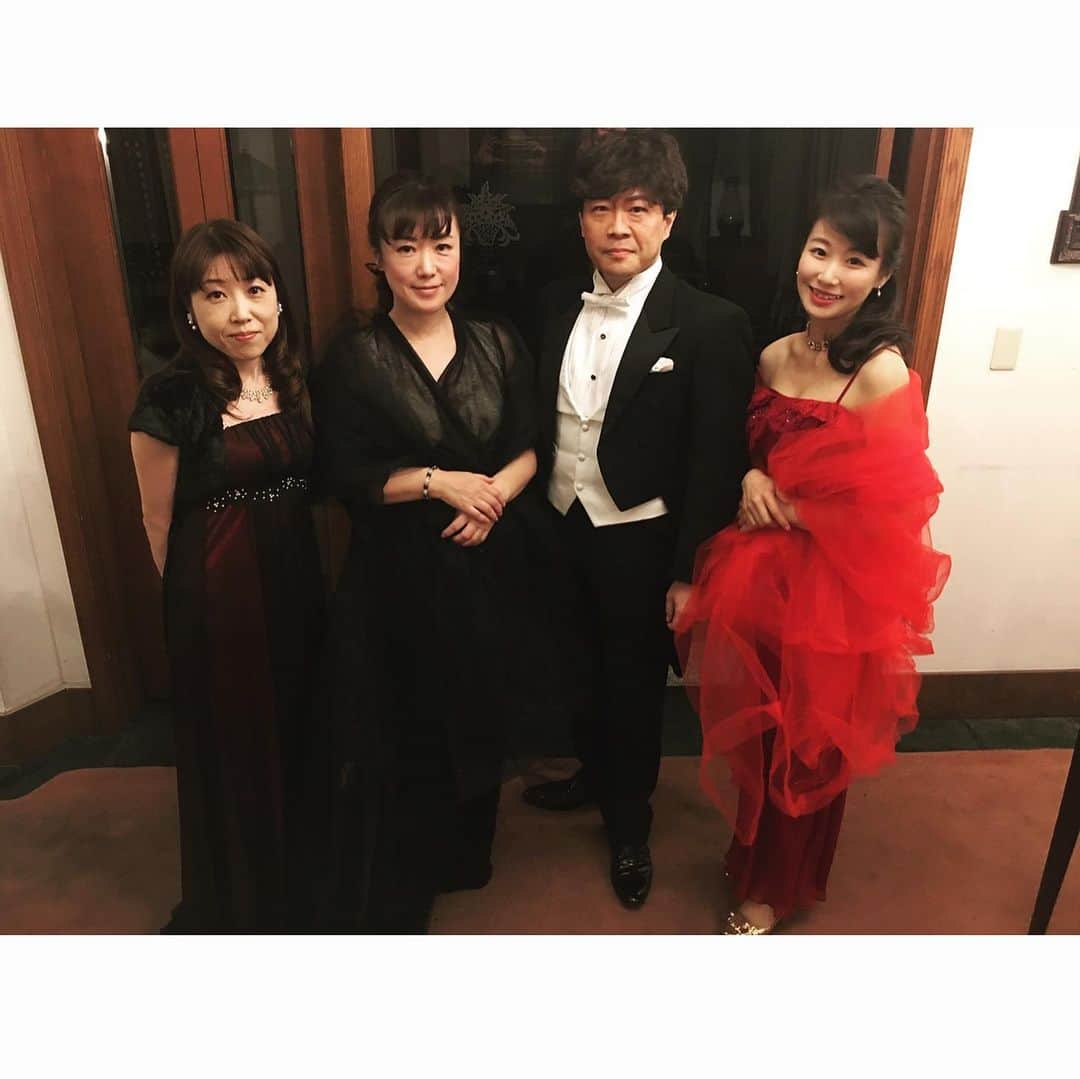 島津久美子さんのインスタグラム写真 - (島津久美子Instagram)「今年も残すところあと1週間‼︎* 時の流れがはやすぎます。。 * 今年はオペラや芸術に触れる機会も多くて嬉しかったです♪ * アナウンサーでありながらも大好きな音楽やオペラ、クラシック、声楽、舞台に関わることもできていて幸せです🎤♫🎼🎀💕* #オペラ #アナウンサー #クラシック #声楽 #オペラコンサート #アイーダ #蝶々夫人 #こうもり #椿姫　#クリスマスコンサート #ドレスコーデ #女子アナ #赤ドレス #世界のオペラ歌手 #藤田卓也 #羽山弘子 #野田ヒロ子 #尊敬する方々 #先生方 #プリマドンナ #mc #stage #stagemc #navigator #newscaster #opera #dresscode #classicalmusic #lovemusic #katespadenewyork」12月24日 0時27分 - kumiko_shimazu