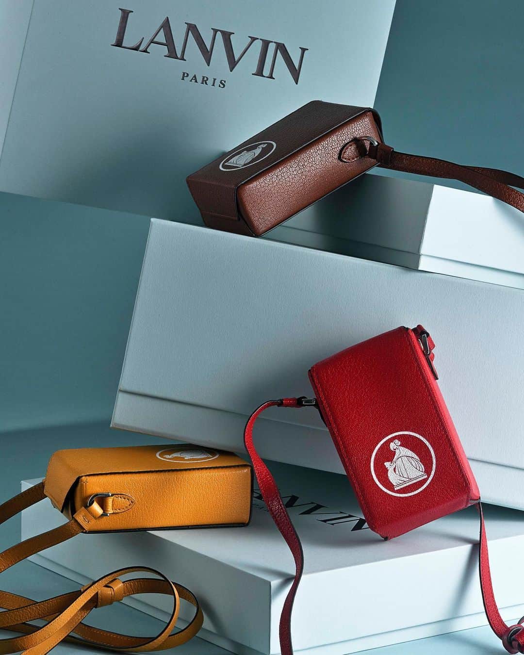 ランバンのインスタグラム：「Nothing better than tiny accessories in leather, as precious gifts.  #LanvinHOLIDAYS #Lanvin」