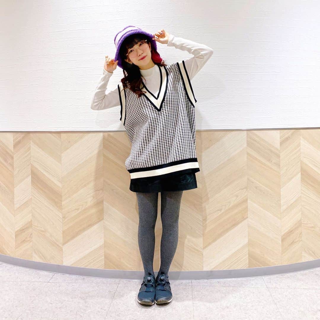 のインスタグラム：「小関舞さんが着てたので買ったニットベスト❤︎ ꙳ #tops #uniqlo  #knitvest #ZARA #bottoms #jillsander  #tights #paulandjoe #hat #littlesunnybite  #glasses #crayme #俺はインスタグラマーになりてぇ #ハロメンが服を着ると売れる #小関舞 さん @countrygirls_official ꙳ 三十六房でも着てたニットベスト！ 武蔵小杉で購入です！笑 おぜちゃんが着てたので買わせて頂きました……！ 私はサイズはLにしました。 ぴったりかでかすぎのサイズ感が好きなので Lにしてよかった❤︎ LSBのモコモコのハットもお気に入り！ 自撮りの写真で質感見てほしい〜 あとスタバでバニラクリームフラペチーノ初めて飲みました☻ 甘かった。笑」