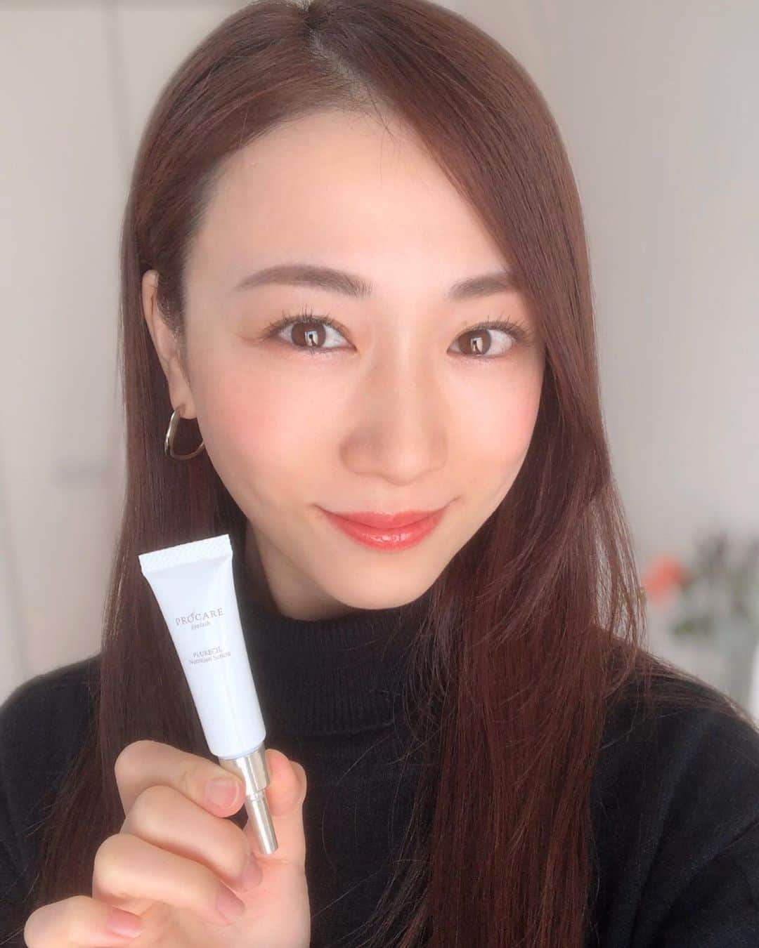 妃白ゆあさんのインスタグラム写真 - (妃白ゆあInstagram)「まつ毛専門店の目元用美容液✨❤️ PLURECIL さんのニュートリションセラム✨  @procare_eyelash @procare_eyelash_product  まつ毛＋目元周りのケアのできる優秀美容液👀✨ ヒアルロン酸の1.3倍の保水力があるプロテオグリカンが配合されているそうな！！ 夜、寝る前にまぶたとまつ毛の生え際に塗ってます🎶  目元の肌の調子が良いとアイメイクのノリも違いますね😋💓 . . . #PROCAREEyelash #プロケアアイラッシュ #PLURECIL #プルレシル #プロテオグリカン #ニュートリションセラム #まつ毛美容液 #まつ毛トリートメント #目元ケア #保湿ケア #まつ育」12月24日 0時39分 - yua_hishiro