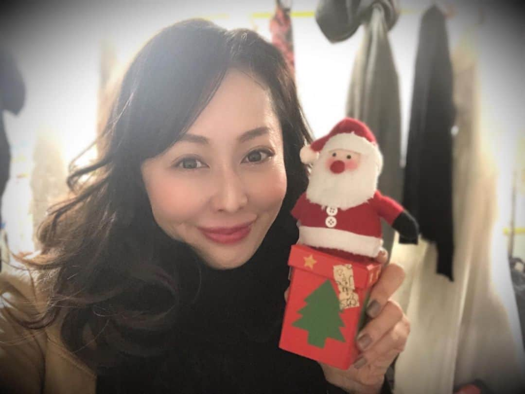 藤井美加子さんのインスタグラム写真 - (藤井美加子Instagram)「☆﻿ It is a little cute Santa.🎅﻿ サンタさんの中にはハーブティー🍃﻿ ほっこりする贈り物をありがとう🎁﻿ ﻿ みんな素敵なクリスマスイヴを過ごしてね。﻿ 神保町花月に来られる人は集まれー！！🔔🎄﻿ ﻿ ﻿ ﻿ ﻿ ﻿ #神保町花月#神保町ファイナル#クリスマスイヴ#舞台#サンタ#贈り物#三木美加子﻿ #acctress#fashion#fashionstyle#christmas#christmastree#tokyo#jinbocho#jinbochokagetsu#gift#santaclaus」12月24日 0時45分 - mikako_miki