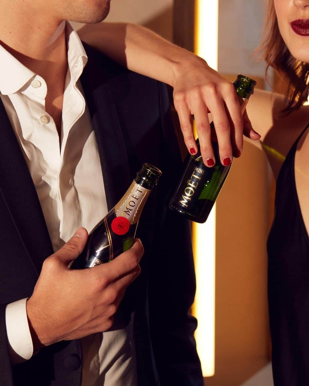 Moët & Chandon Officialさんのインスタグラム写真 - (Moët & Chandon OfficialInstagram)「Toasting to the season’s festivities. #MoetMoment #MoetMini #HappyHolidays . This material is not intended to be viewed by persons under the legal alcohol drinking age or in countries with restrictions on advertising on alcoholic beverages. ENJOY MOET RESPONSIBLY」12月24日 1時00分 - moetchandon