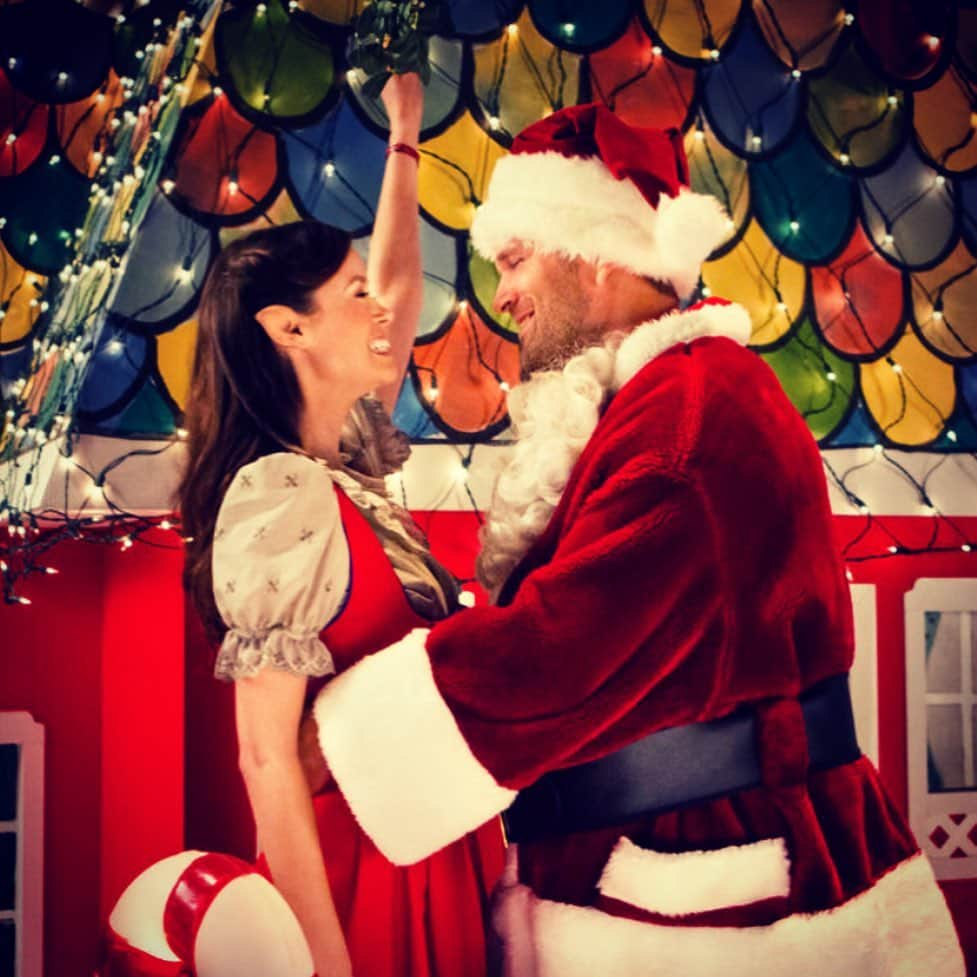 ジョン・ブラザートンさんのインスタグラム写真 - (ジョン・ブラザートンInstagram)「In need of some good-ole-fashioned feel-good Christmas movie cheer?!? 🍿👨‍👩‍👧‍👧🖥❤️ @hallmarkchannel has you covered! #HelpForTheHolidays . . . . (swipe right for showtimes and set your DVR) . . . . . Shot this lil gem a few years back but my kiddos still love it ❤️🎅🎄🤙 . . . . . What’s your favorite Christmas movie?!!」12月24日 1時01分 - johnbrotherton