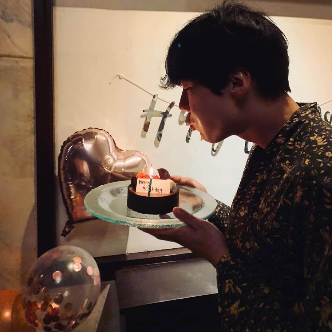 カン・ヘヨンさんのインスタグラム写真 - (カン・ヘヨンInstagram)「#1224 생일축하해 오빠🎂🎁🎈♥️ #발리에서 #생일파티 #bali #banyantree (몰래 해주려고 했는데........이거 하다 울고불고 난리.....오빠 나 우는거보고 빵터져서 오빠가 다해줬따....뭐 이런 기지배가 다있나 싶겠지.ㅋㅋㅋㅋㅋㅌㅌㅌㅌㅌ 미안 ㅠㅡㅠㅋㅋㅋㅋㅋㅋㅋ♥️♥️♥️♥️♥️♥️)」12月24日 0時53分 - mangdoo_noona