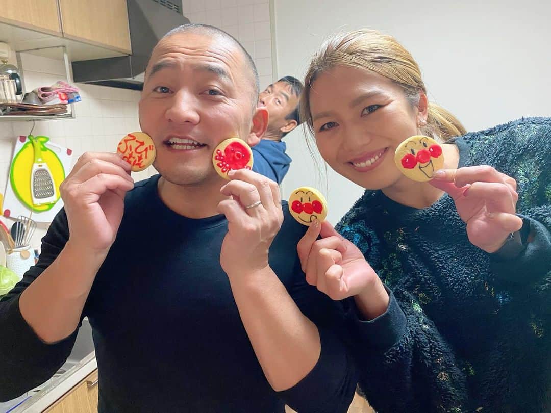 のインスタグラム：「🌻 昨晩は、たこ焼き先輩家でたこ焼きパーティー🐙🎉 43歳おめでとう㊗️ ✨ アンパンマンクッキーとたこクッキー、可愛すぎる〜💕 そういえば、みんなで写真撮るの忘れちゃったね〜💦 また新年会に🍻 #鵠沼海岸 #ビーチバレー #仲間 #beachvolleyball #忘年会　 #たこ焼き先輩 #happybirthday #ファビさん ←久しぶりに言ってみた😂」