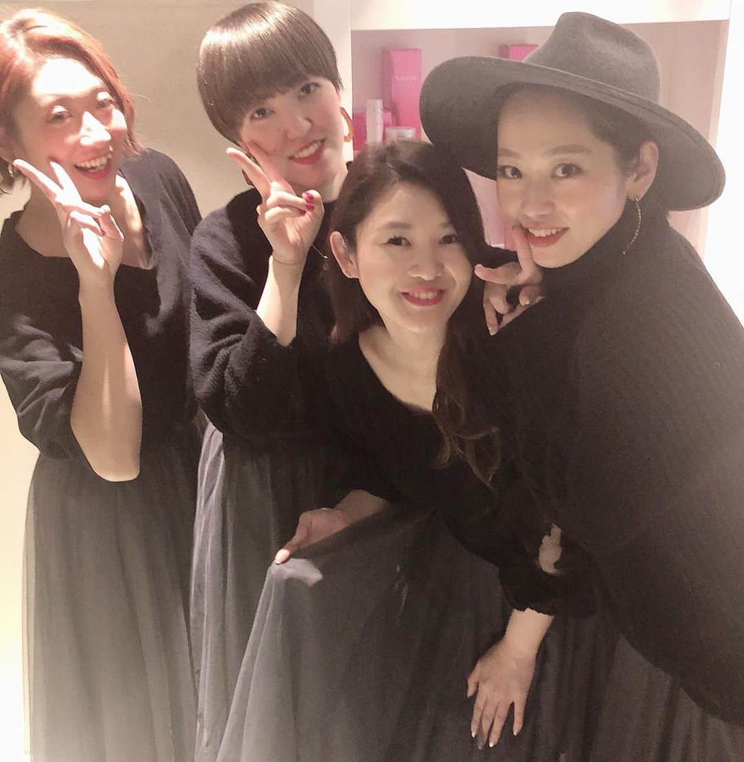 那須久美子さんのインスタグラム写真 - (那須久美子Instagram)「クリスマスイブイブの今日は、女子スタッフでおそろコーデしました💕  4つ子💕コーデ💕  みんなで同じチュールスカートに上は黒で合わせて✨  お客様にもそーっと気付かれる位がいいんです🤣✨ 楽しかった‼️ しかも、営業終わってから専属アシスタントの久保田と須崎からサプライズでクリスマスプレゼントが😳‼️ 華にもプレゼント用意してくれてビックリだよーーーー✨  嬉しすぎて楽しすぎてサイコーな12月だなー✨  みんな明日はゆっくり休んであと1週間年末まで突っ走るよーーー✂️ #おそろコーデ　#よつごコーデ  #チュールスカート　#クリスマスプレゼント  #🎁🎁🎁」12月24日 0時56分 - nasu_kumiko