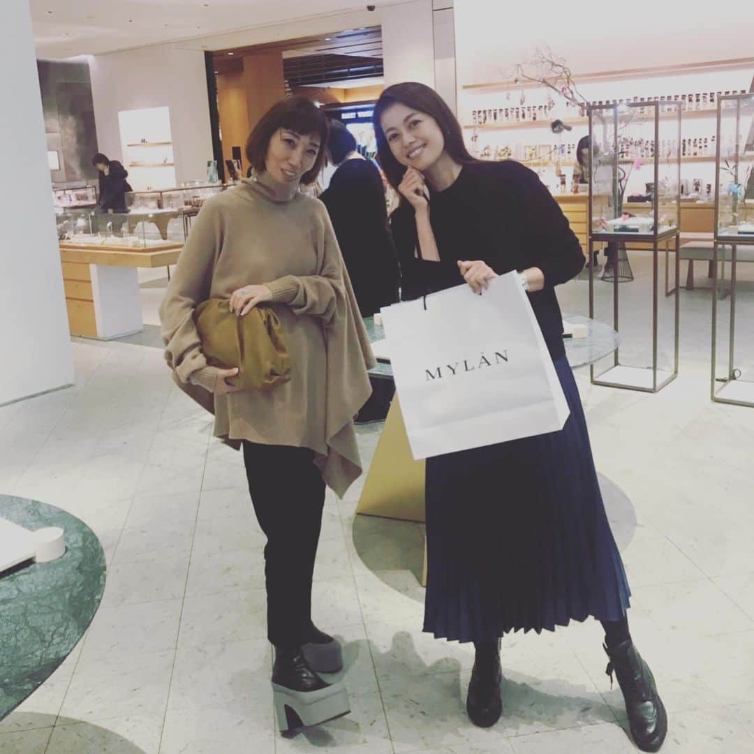のインスタグラム：「帰国して真っ先に向かったのは 六本木ミッドタウンの伊勢丹サローネ MYLANとSURYAのPOP UPへ。 大好きな人へのプレゼントを選びに行ったの🎁 . 最近暗いお洋服ばかり着ていたから、 MYLANの綺麗な色の服に心がときめくなあ！ 思わず、わああああ💗と声をあげてしまう。 2枚目のシャツワンピもとっても素敵だった！  自分へのご褒美にも クリスマスプレゼントにも、 ホリデーシーズンのお買い物って わくわくしちゃうねー❤️ POP UPは明日までです！  @keikosasaki_mylan @lights_of_surya #MYLAN#SURYA#伊勢丹サローネ」