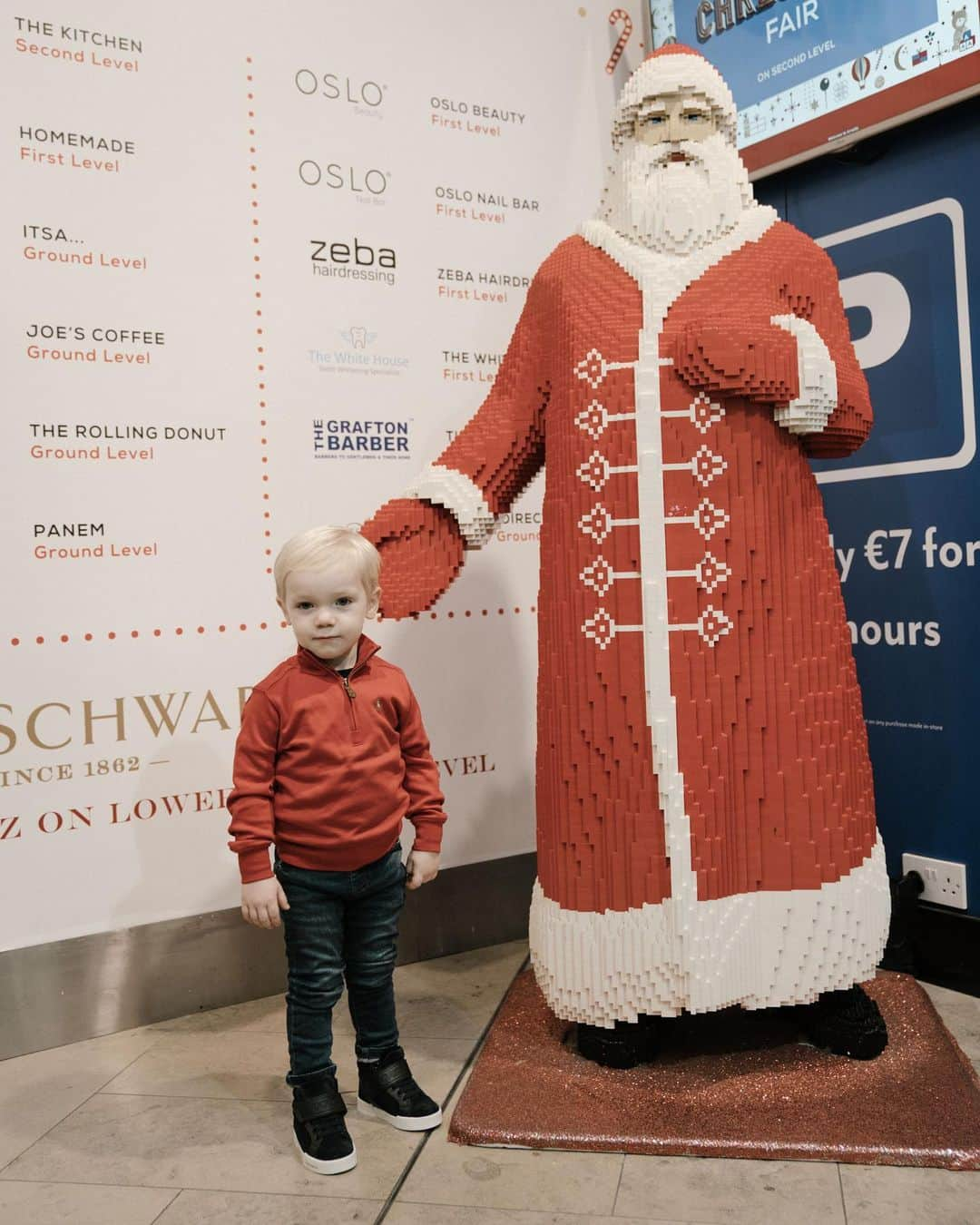 コナー・マクレガーさんのインスタグラム写真 - (コナー・マクレガーInstagram)「Me and champ at the mall ❤️🎄」12月24日 0時57分 - thenotoriousmma