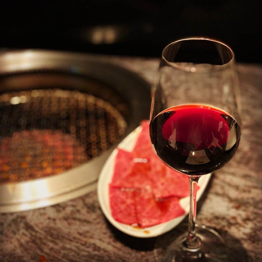 ひぐち君さんのインスタグラム写真 - (ひぐち君Instagram)「できれば、日本のお肉には、日本のワインを合わせてみたいです🍷 #焼肉　#yakiniku  #wine #vin #vino #winetime #winelover  #instawine #wineexpert  #tokyo」12月24日 1時01分 - higehiguchi
