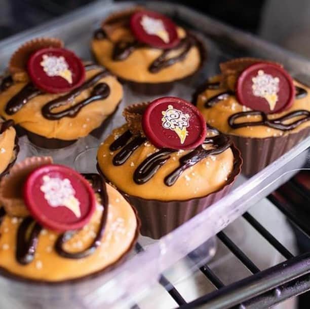 コールド・ストーン・クリーマリーのインスタグラム：「Our Reese’s Peanut Butter Ice Cream cups are life changing, trust us on this one 😋🥜🍫 @coldstonemcallen」