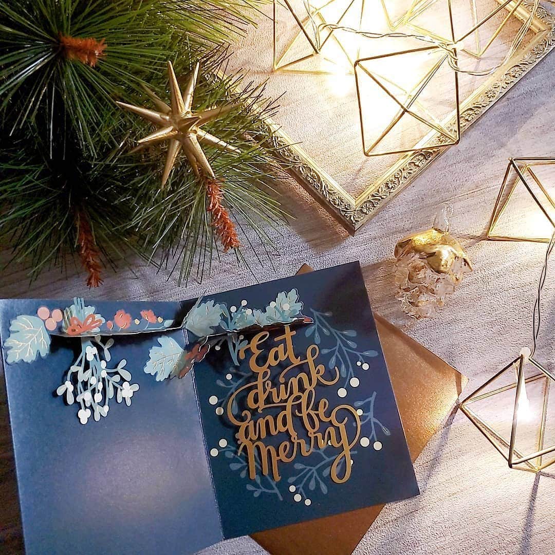 のインスタグラム：「. クリスマスフォトコンテスト 受賞されたみなさまをご紹介させていただきます。 Repost: @maichiru さま . ゴールド系のオーナメントとアンティークな雰囲気のフレームを組み合わせた素敵なコーディネート。24Kのパインコーンが目をひきます。ご投稿ありがとうございました！ . www.livingmotif.com #livingmotif #リビングモティーフ #store #tokyo #interior #interiordecoration #christmas #christmas2019 #christmasdecoration #クリスマス #クリスマスデコレーション #プレゼントキャンペーン #フォトコンテスト」