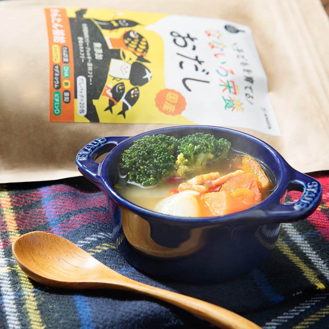 ドクターズナチュラルレシピのインスタグラム：「画像をタップすると商品が購入できます☝🍃⁣ ーーーーーーーーーーーー⁣ .⁣ ＊食事で子どものミライをつくる⁣ 【 #なないろ栄養おだし 】⁣ ⁣ なないろ栄養お出汁を使った⁣ 『和風ポトフ🍲』⁣ ⁣ 料理家の #もりくみこ さん監修✨⁣ ⁣ 『なないろ栄養おだし』は⁣ 子どもの成長にかかせない☝⁣ タンパク質・カルシウム・ビタミンDなどをはじめとした⁣ 7つの大事な栄養素が美味しく摂れる万能おだし。⁣ ⁣ 美味しいだけでなく、成長期の子どもに大事な⁣ 7つの栄養（たんぱく質・カルシウム・鉄分・亜鉛・⁣ DHA・ビタミンD・マグネシウム）が、たっぷり配合！！⁣ ⁣ 毎日の食事を通じてお子さんの⁣ 成長をサポートしませんか🌿⁣ ⁣ ⁣ 詳細はプロフィールのURLをご覧ください✨⁣ ☞@dr.s_natural_recipe ⁣ ⁣ ⁣ ⁣ #ドクターズナチュラルレシピ #drsnaturalrecipe ⁣ #アンファー #angfa #なないろ栄養おだし⁣ #お出汁 #だし #かつお節 #煮干し #おうちごはん #食育 #子ども #子どものいる暮らし #成長 #栄養補給 #アレルギーフリー #添加物フリー #健康 #和食 #鍋 #ママ #ママごはん #ポトフ #干し椎茸 #かつお節 #だしパック #tastemade #foodstyling #instafood」