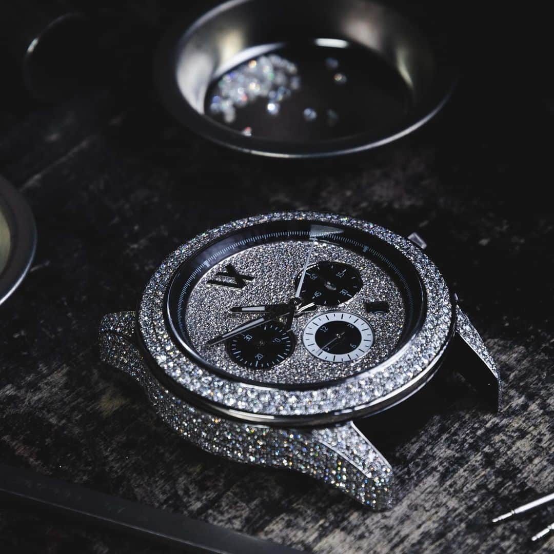 中野猛さんのインスタグラム写真 - (中野猛Instagram)「このラボグロウンダイヤモンドで埋め尽くされたVARTIX Watchの正体は..？ VARTIX VINGT-CINQ ANSでした！  日本製の高性能ムーヴメントを搭載した時計と日本のジュエリー職人の夢のコラボレーションです。  #VARTIX #ヴァティックス　#腕時計　#Watch #CHRONOGRAPH #GACKTの特注依頼により完成した奇跡の逸品」12月23日 16時34分 - takeshi__nakano