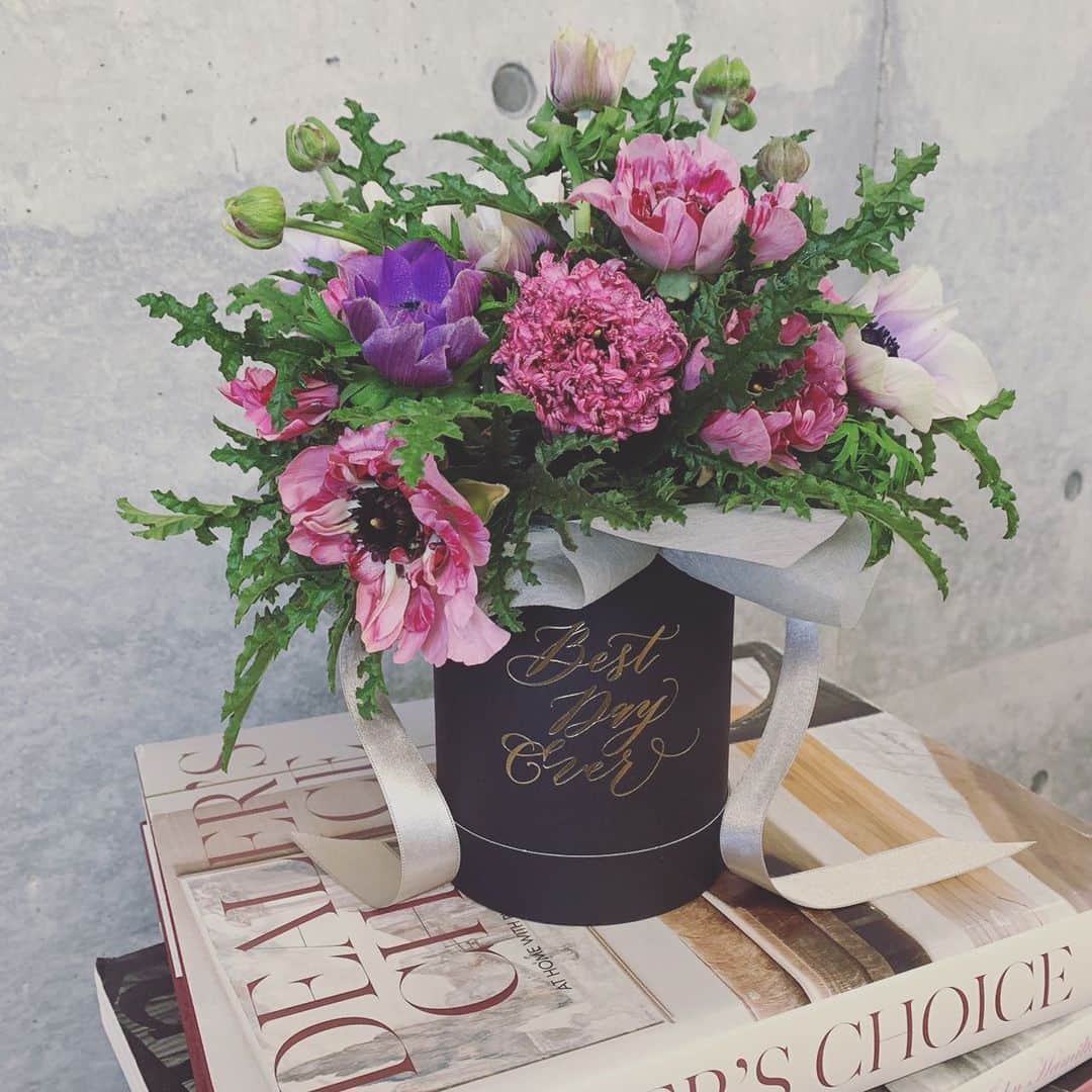畑野ひろ子のインスタグラム：「@willgarden_official  gift box flower💐💐💐 #flower #flowers #arrangement #boxflower #birthday #birthdayflowers #willgarden」
