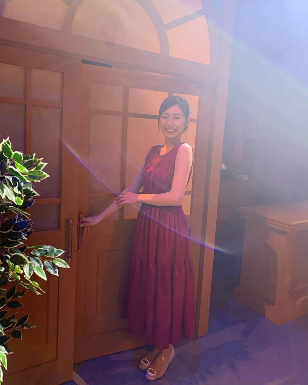 内木志のインスタグラム：「舞台『アイバノ☆シナリオ』 このワンピースドレスお気に入り👗でした😊 スナックに働いてみたくなりました！🤣 いつか役に立つといいな〜(劇中あんまり仕事してなかったけど←) ビール注ぐの難しい🍻 #舞台 #アイバノシナリオ #スナック」