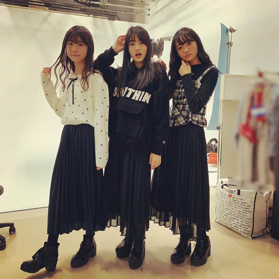 ニコ☆プチのインスタグラム：「プチモは最近オトナっぽい気分❣️﻿ ﻿ ﻿ この日はルキとアヤカのスカートがかぶったよ😘﻿ ﻿ ﻿ アキのスカートも似てる〜😋﻿ ﻿ ﻿ ﻿ #ニコプチ﻿ #近藤藍月﻿ #関谷瑠紀﻿ #中山あやか﻿ #大人っぽコーデ﻿ #モノトーン﻿ #プチモの私服」
