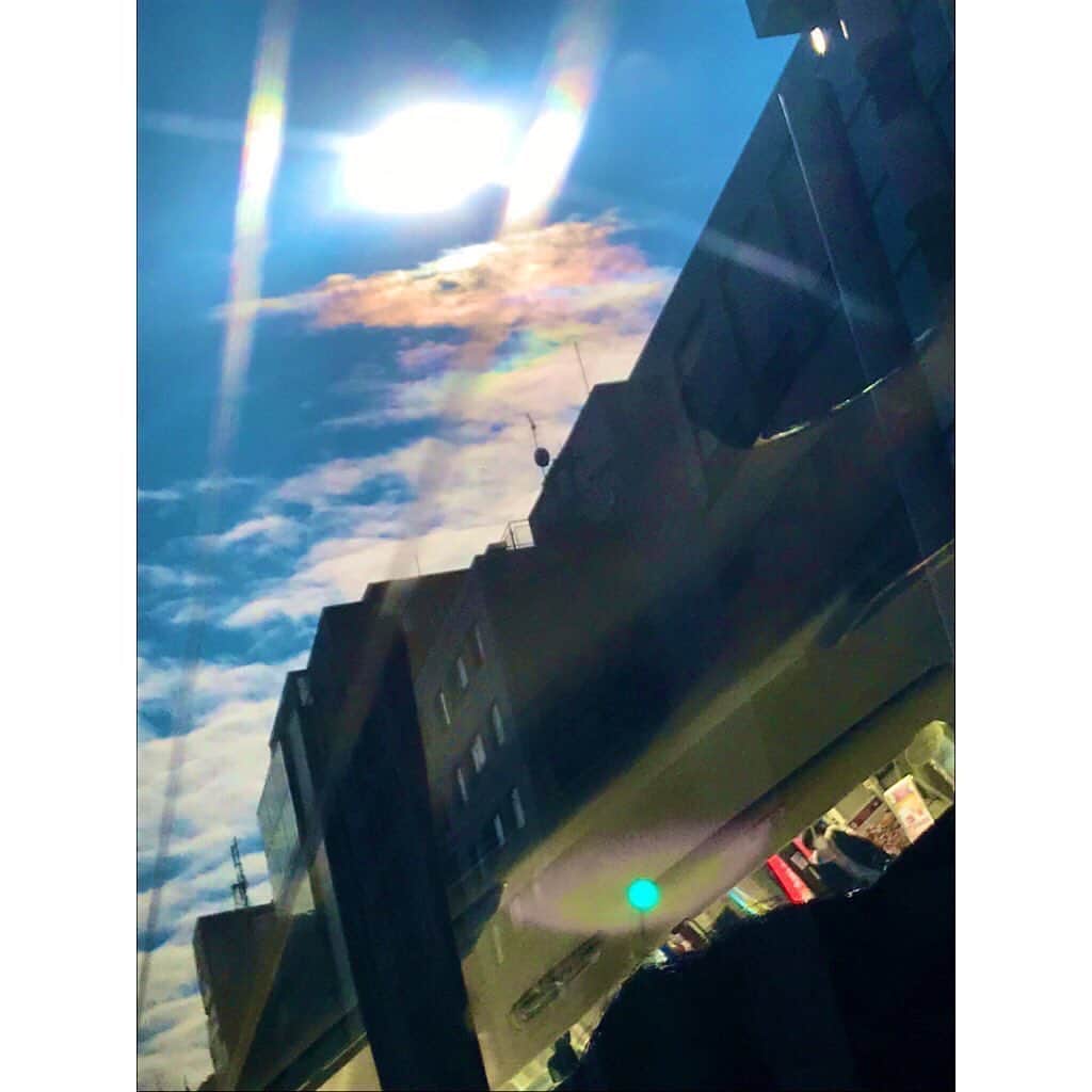 相内優香さんのインスタグラム写真 - (相内優香Instagram)「取材先に向かう車中で・・・ ふと、空を見上げたら虹色に輝く雲が。彩雲、初めて見ました。  #空を見上げよう #彩雲」12月23日 16時49分 - yuuka_aiuchi