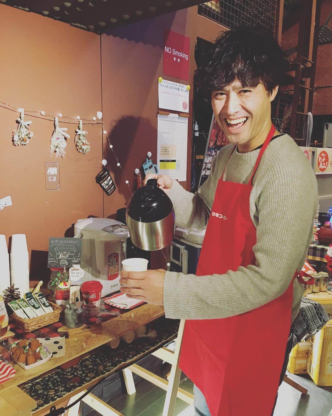 ISEKIのインスタグラム：「イセキコーヒーエプロン  長さ調節もできます😀  2枚目の写真、コーヒーじゃないものを持ってますね…」