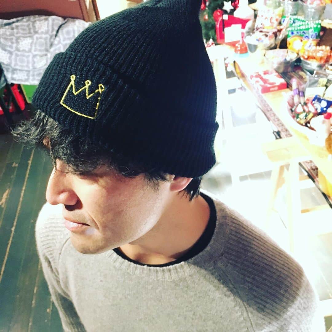 ISEKIのインスタグラム：「最後にニット帽☃️ 👑マークはゴールドの糸で刺繍してあります  写真2枚目 「KINGー靴下ではありません!!」（笑）」