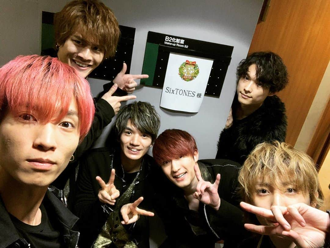 SixTONESさんのインスタグラム写真 - (SixTONESInstagram)「今日の夜19時から放送のCDTVスペシャル！クリスマス音楽祭2019に出演します！ みんなにとって少し早いクリスマスプレゼントになると思うからお見逃しなく！ by.JURI  CDTV Special tonight from 19:00, we’ll be appearing in the Christmas Music Festival 2019! We have an early Christmas present for you guys 🤭 Don’t miss it!  by. JURI  #SixTONES#Jesse#Taiga#Hokuto#Yugo#Shintaro#Juri #ストグラム #クリスマスト #トナカイ #飼ってねえ」12月23日 16時52分 - sixtones_official