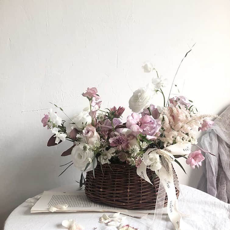 플로리스트 이주연 florist Lee Ju Yeonさんのインスタグラム写真 - (플로리스트 이주연 florist Lee Ju YeonInstagram)「. .  배우 손예진님의 꽃바구니  그녀처럼 lovely 하게 💕 . #꽃바구니 #바네스꽃바구니 . . 订花 WeChat ID vaness_flower 클래스상시모집 당일꽃주문가능 #수업문의 #주문예약 #lesson #Order  Katalk ID vaness52 WeChat ID vaness_flower E-mail vanessflower@naver.com . 강남구 역삼동608-16 📞02-545-6813 . #vanessflower #florist #flowershop #handtied #flowerlesson #花束 #花束包装 #바네스플라워 #플로리스트 #꽃다발 #부케 #플로리스트학원 #역삼역꽃집 #언주역꽃집 #플라워레슨 #꽃다발포장법 #꽃수업 #꽃주문  #대관 #공간대여 #공간쉐어 #졸업식꽃다발 #크리스마스꽃다발 #크리스마스꽃선물」12月23日 16時53分 - vanessflower