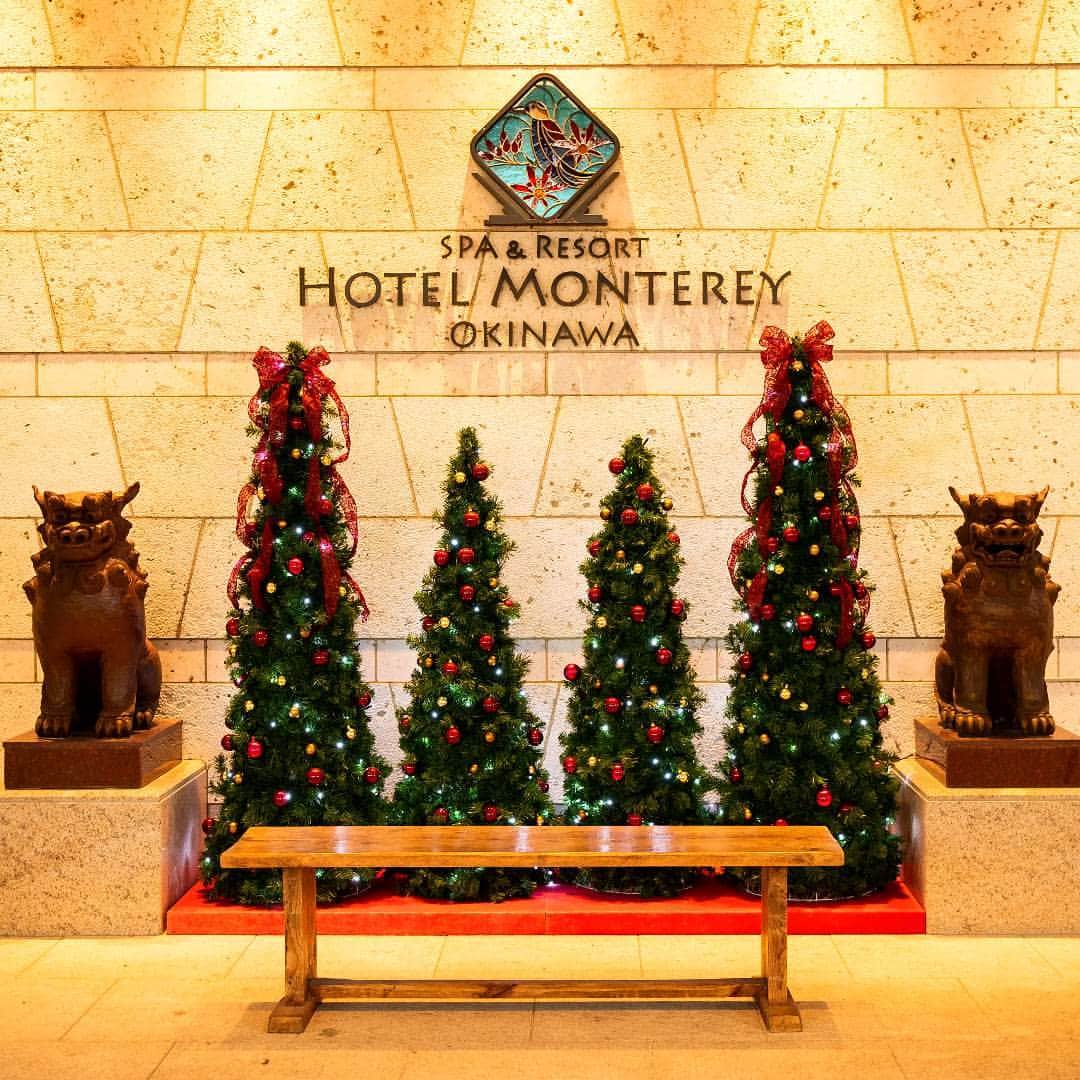 ホテルモントレグループのインスタグラム：「ホテルモントレ沖縄より…沖縄もクリスマスムードに包まれてみなさまのお越しをお待ちしております！ . Are you ready for Christmas? We are ready and look forward to your arrival! . #hotelmontereyokinawa #hotelmonterey #okinawa #christmas #resort #okinawachristmas #tigerbeach #holiday #holidayseason #visitjapan #japan_of_insta #christmasdecor #christmastree #okinawatrip #ホテルモントレ沖縄 #ホテルモントレ #クリスマス #クリスマスツリー #ホテル #hotel #沖縄 #恩納村 #タイガービーチ #リゾートホテル」