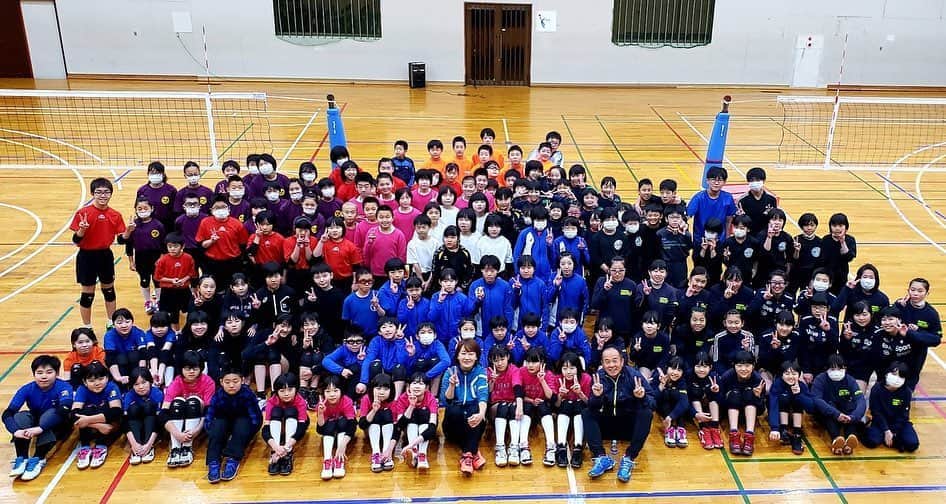 佐野優子のインスタグラム：「. 釧路市の小学生と 楽しいひと時を過ごしてきました◟̆◞̆🏐💕 . また行きたいなぁ〜 . 釧路🐟素敵なところでした♡ . #釧路市 #小学生バレーボール  #volleyball #バレーボール」