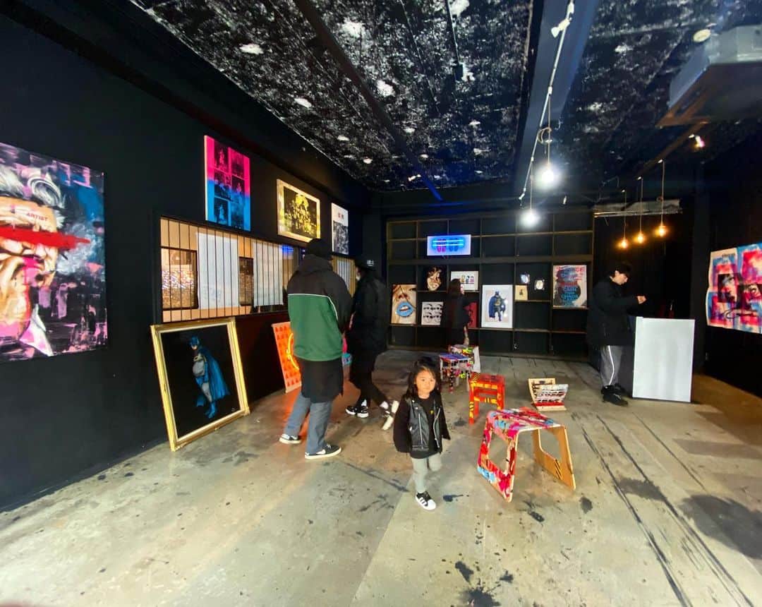Saki のインスタグラム：「岡山の方は是非見に行ってみてください💙🖤 １月１４日までやってますよ🎨 周りにはたくさんお洒落なカフェがあって☕️🍰 buggyの絵が展示されていたり、 探し歩くのすごく楽しかった✨🔥 buggy exhibition "IMPULSE" at RATS and other shops  2019.12.21—20201.14 @rats_block_party  展示だけでなく、グッズの販売も予定しております！ RATSの他に問屋町の８店舗にて作品を展示いたします。 #buggy #buggyart #buggylabo #blp #buggylabproject #paint #painting #draw #drawing #fashion #art #artwork #illust #illustration #japan #japanese #instart #acrylic #canvas #arts_galley  #artgallery #アート #イラスト」