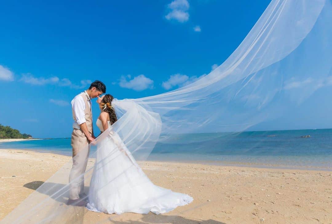 ARLUIS WEDDINGさんのインスタグラム写真 - (ARLUIS WEDDINGInstagram)「. 透明度の高い美しい 沖縄の海を背景に、 なびくトレーンが素敵な一枚＊* 何度も見つめたくなるような お写真を撮ることができます⁂ . . . ▪️#アールイズウエディング ▪️Area：#沖縄 ▪️Chapel：#美らの教会 --------- . アールイズウエディングでは、 結婚式当日はもちろん、 おふたりのリゾートステイをご提案。 風までも、思い出になる リゾートウエディングを。 . . . #アールイズウエディング のハッシュタグをつけて、 ﻿ 投稿・発信してくださいね✈﻿ 公式IGでリグラムさせていただきます✨.﻿ >>> @arluiswedding −﻿﻿ #アールイズ花嫁 #映え婚 #フォトジェニック #インスタ映え −﻿﻿ #wedding #resortwedding #beachwedding #weddingphoto #ウェディングフォト #美らの教会 #沖縄挙式 #沖縄リゾートウェディング #沖縄ウェディング #ウェディングブーケ #挙式レポ −﻿﻿ #ロケーションフォト #リゾートウエディング #リゾートフォト #リゾート挙式 #リゾ婚 −﻿﻿ #ビーチフォト #ベールフォト #ロングベール #ロケーション」12月23日 17時05分 - arluiswedding