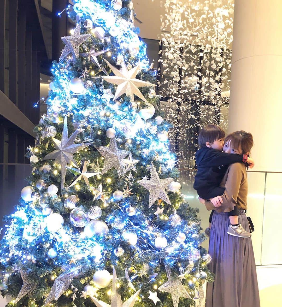 田中涼子のインスタグラム：「今年ももうすぐ終わり、いい年だったなぁと思っていたら大好きだったおじいちゃんとのお別れ。。﻿ しんどかったね、ゆっくり休んでね。﻿ ﻿ すごく悲しいけど私より母が、大事な人をみんな亡くしてしまって心配でしかたない﻿ 来年は母ともっとたくさん一緒に過ごそう﻿ ﻿ 長く入院していて覚悟はあってもこんなに悲しいのに﻿ 突然の出来事だったり、人の手によって亡くなってしまったご家族の気持ち考えたらもうどうなってしまうんだろう、耐えられないなぁ。﻿ ﻿ 私はよく、子どもにイライラすることないの？とかずっと抱っこしてて辛くない？﻿ と言われるんだけど﻿ ﻿ 父亡くして後悔してからかな、いつ突然何があるかわからないし万が一のことがあったら、、もっと抱っこしてもっと一緒に遊んであげたかった、もっと愛情注ぎたかったとか後悔したくないから、毎日生きてて嬉しい！と思ってたら、ちびモンスターと後追いベビー相手は大変だけどイライラはしない﻿💕 ﻿ 体はバッキバキだけどいつか手が離れたらマッサージ通いまくろ★  #おじいちゃんありがとう #生まれてきてくれてありがとう」
