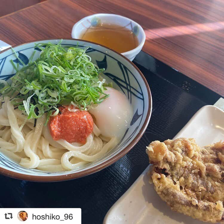 丸亀製麺さんのインスタグラム写真 - (丸亀製麺Instagram)「ランチに丸亀製麺を選んでいただきありがとうございます🙇🏻‍♀️下足天ぷら美味しいですよね♪次回ランチでもお客様と下足天ぷらが出会えますように！ #Repost @hoshiko_96 ・・・ @marugame_ で、ランチ #下足天ぷら があると、 テンションが、あがります。 #ネギでうどんが見えない」12月23日 17時14分 - marugame_