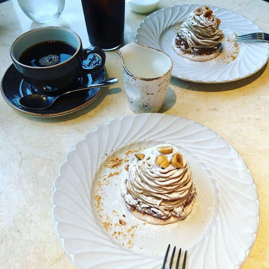 吉田奈央さんのインスタグラム写真 - (吉田奈央Instagram)「先日のランチの後 @ucmsan1205 といったカフェ☕️ ＊  ここのモンブラン… 今までたべた中で最高に美味しかった🤤💕 ＊ teatimeはコーヒーおかわりできるし、屋上庭園の雰囲気もいい！  子供がグズったら庭園であそばせよう👟 歩きたい時期の子どもがいるママさんにはおすすめです💛  それにしてもここの店、食器がいちいちかわいいわ🙈❤️ @drawing.restaurant  #drawinghouseofhibiya#ドローイングハウスオブヒビヤ#日比谷ミッドタウン#東京カフェ#日比谷カフェ#銀座カフェ#銀座ランチ#子連れカフェ#子連れランチ#モンブラン#おしゃれカフェ#カフェ好きな人と繋がりたい #男の子ママ#ママライフ」12月23日 17時20分 - nao70818