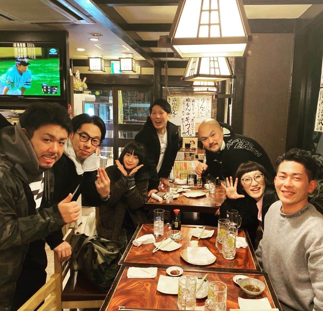 松浦志穂のインスタグラム：「先日、ジャングルポケット太田さんが「東京NSC若手大忘年会」と言ってスケール小さい忘年会を開いてくださいました。 ・  次の日、写真に映る鬼越トマホーク坂井から「昨日の写真いただけませんか？」とLINEがあり、坂井って可愛いとこあるんだよなぁ、、😌と太田さんから送ってもらった写真を転送してあげました。すると坂井から「ありがとうございます！」と丁寧なLINEがきて、坂井ちゃんとしてるなぁ😌😌 ・ と思って数時間後、坂井がこの写真でこの日のことをTwitterに載せてたの見たらしっかり全員罵られてました。自分のことも「偽クロちゃん」と言ってましたが自分への悪口が1番弱かったです。やられた ・ #ジャングル幕張ポケット  #幕張イオンモール劇場  #毎月出させていただき #特技を見出してもらいました #この特技で動き出します」