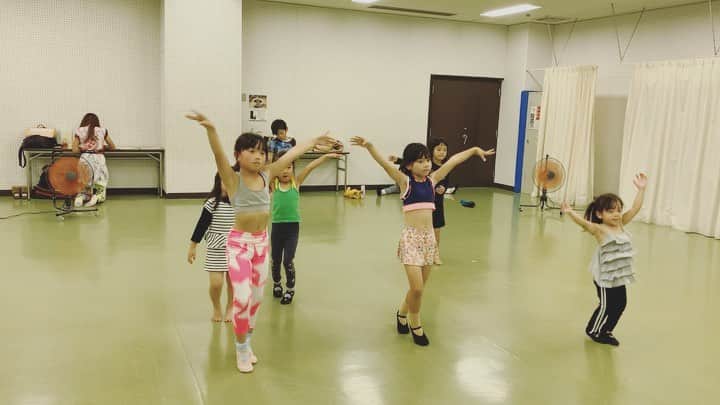 のインスタグラム：「🐣💕 ． MEGUサンバダンス ジュニアクラス✨ ． 手の動きの練習☺️💓 ．  基礎を身につけたら〜！！ 次は自分の自由な表現の中で この動きが出ると素晴らしい👏 ． バレエを基礎に、指先まで丁寧に練習💅 ３歳児も頑張ってますよー🐥 ． ．  #子供たちは癒し #一生懸命　#可愛い　#kids #kidsdance  #MEGUサンバダンスレッスン #バレエ　#ballet  #SAMBA #サンバ #dance #ダンス #習い事 #brasil #brazil  #salgueiro  #summer #diet #くびれ #有酸素運動 #training #good #hip #body #bodymake #lesson #腹筋 #背筋  #megumikudo #工藤めぐみ」
