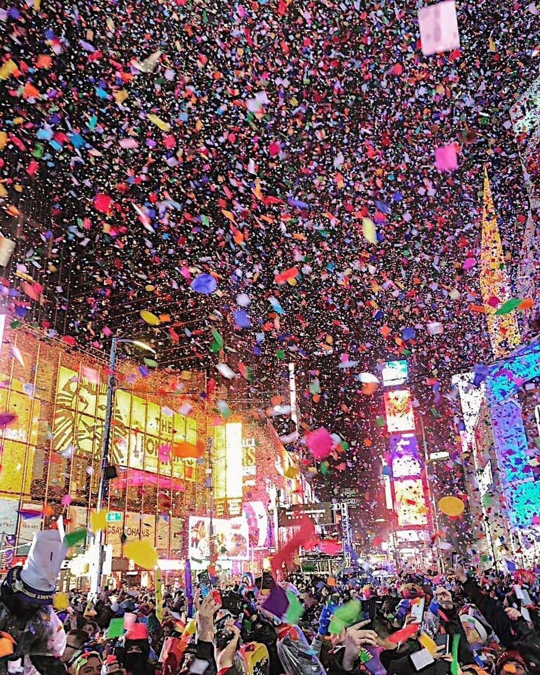 JALさんのインスタグラム写真 - (JALInstagram)「. #DramaticDecember Every year one million people from around the world gather in Times Square to countdown the New Year! Where will you be spending your New Year's Eve?✨ . 毎年100万人もの人が世界中から訪れるタイムズスクエアのカウントダウン🕛✈︎ 日本の静かな年越しとはまた違った体験ができます🎉 . . photo by @eriko_s2 Post your memories with #FlyJAL  #JapanAirlines #unitedstates #newyork #timessquare #nye」12月23日 17時29分 - japanairlines_jal