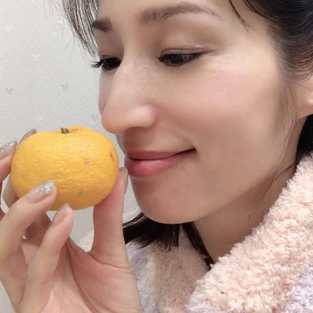 佐藤弥生さんのインスタグラム写真 - (佐藤弥生Instagram)「' 冬至 ' ' 昨夜は柚子湯にしましたか？ 良い香りでとっても温まりました ' ' あ 南瓜食べるの忘れた... ' 柚子は酵素にしたり マーマーレードにしたり 色々使ってます ' ゆずの果実は、クエン酸、酒石酸、リンゴ酸を多く含み 果皮には、たくさんのビタミンＣが含まれ、女性の肌荒れや冷え性に効果的なのが嬉しい！  古くは薬用としてカゼ薬に利用され、葉、果汁、種子を使った民間薬から漢方薬まであり、出血止め、トゲ傷、歯痛、生理不順など多くの病気やけがに薬効があるそうです。  その他にも、疲労回復、肩こり、筋肉痛を予防する働きをすると言われています。 ビタミンCやフラノボイドには抗酸化作用があり、病気の原因となる活性酸素を消去する働きがあるといわれています。  血中コレステロールの低下、抗ウイルス作用、抗ガン作用の働きをする。またビタミンPも含まれ、血圧低下、 脳卒中や、心筋梗塞の発作予防の働きもあります。 #柚子湯#冬至#柚子 #お風呂で写メしたら #ひょっこりはんみたいになってしまい #使えない」12月23日 17時30分 - yayoyayo_s