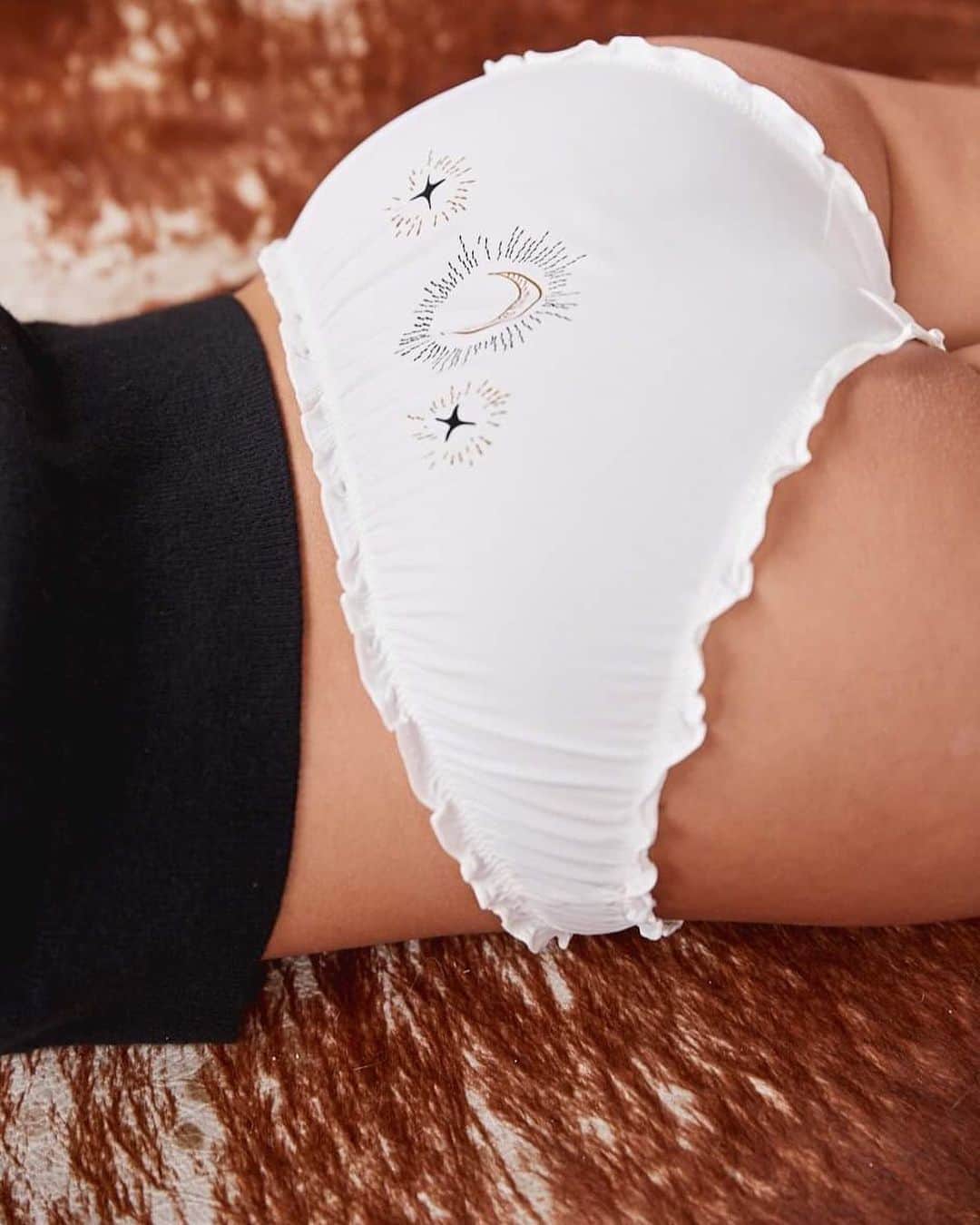 のインスタグラム：「Et vous, vous l'attendez comment le Père Noël ?🎅 Chez nous, c'est toutes en culotte ❤️ #princessetamtam #noelmagique #noeltamtam」