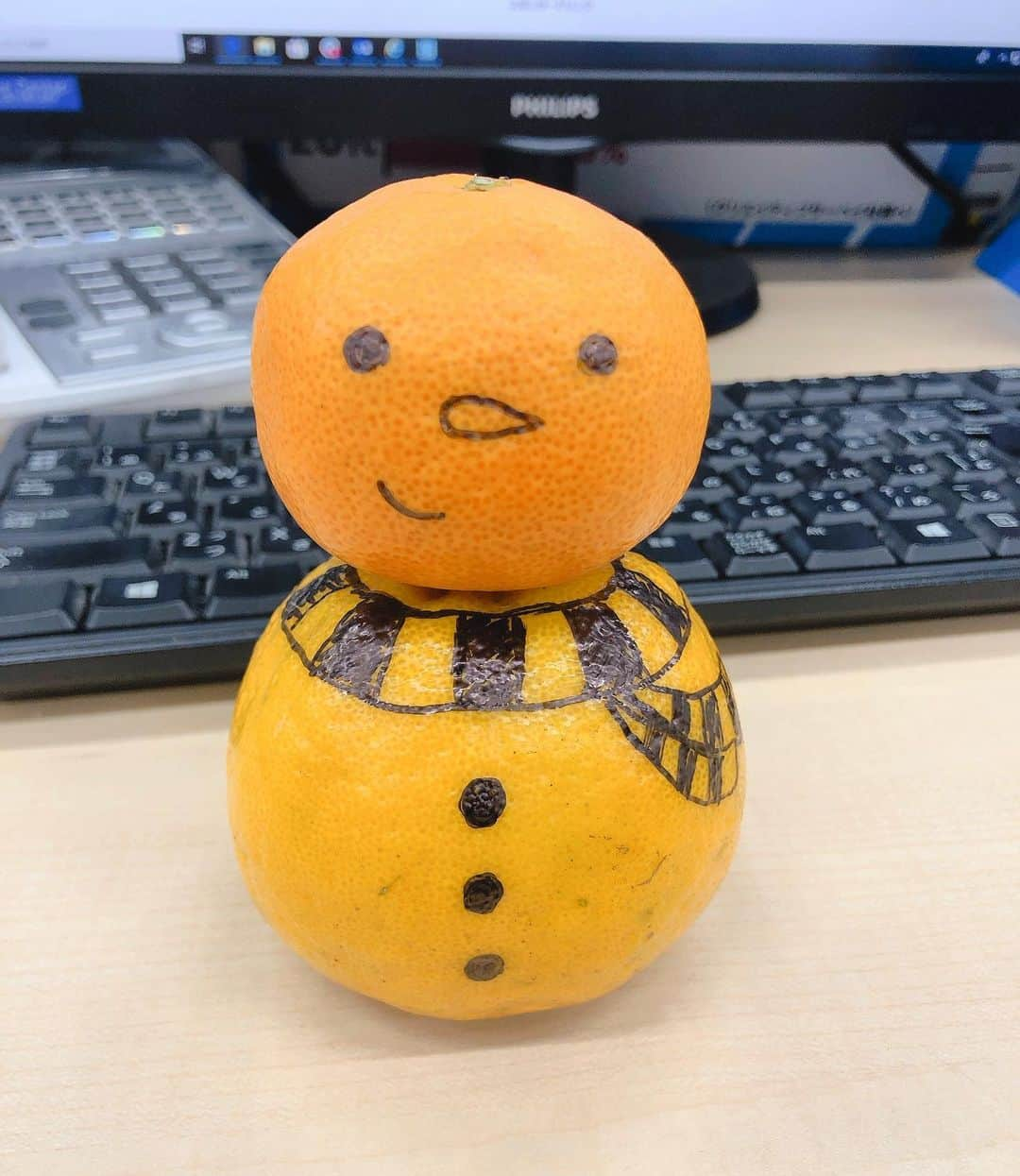 楪望さんのインスタグラム写真 - (楪望Instagram)「みかんとポンカンは、みかんダルマになりまして🍊☃️ * 2日間デスクで癒しの存在になってくれた後は、私のお腹に消えていきましたとさ😋🙌 * #みかん #ポンカン #お絵描き #美味しかった #🍊 #☃️ #❄️」12月23日 17時39分 - nozomi_yuzuriha_official