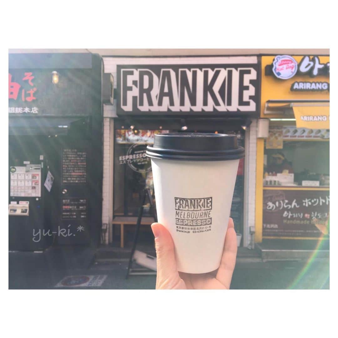 二見夕貴さんのインスタグラム写真 - (二見夕貴Instagram)「. . ここのFlat Whiteが最高です♡♡ . 外国人のお客さんが多くて、 ハーフなのか、バイリンガルの スタッフさんたちが いつもおいしいコーヒーを淹れてくれます🤤💕 . ひとくち飲んで、毎回 うまっ。 って言葉がこぼれる。 . * . #FRANKIEmelbournespresso #coffee #flatwhite #ilovecoffee #shimokitazawacafe #shimokitazawa #cameragirl #mornigcoffee #sunnymorning #nonfilter #gm #Australiancoffee #フランキーメルボルンエスプレッソ #コーヒー #フラットホワイト #カフェ巡り #コーヒー好き #コーヒー巡り #下北沢カフェ #カメラ女子 #寄り道 #朝コーヒー #快晴 #加工なし」12月23日 17時48分 - yyyuki___