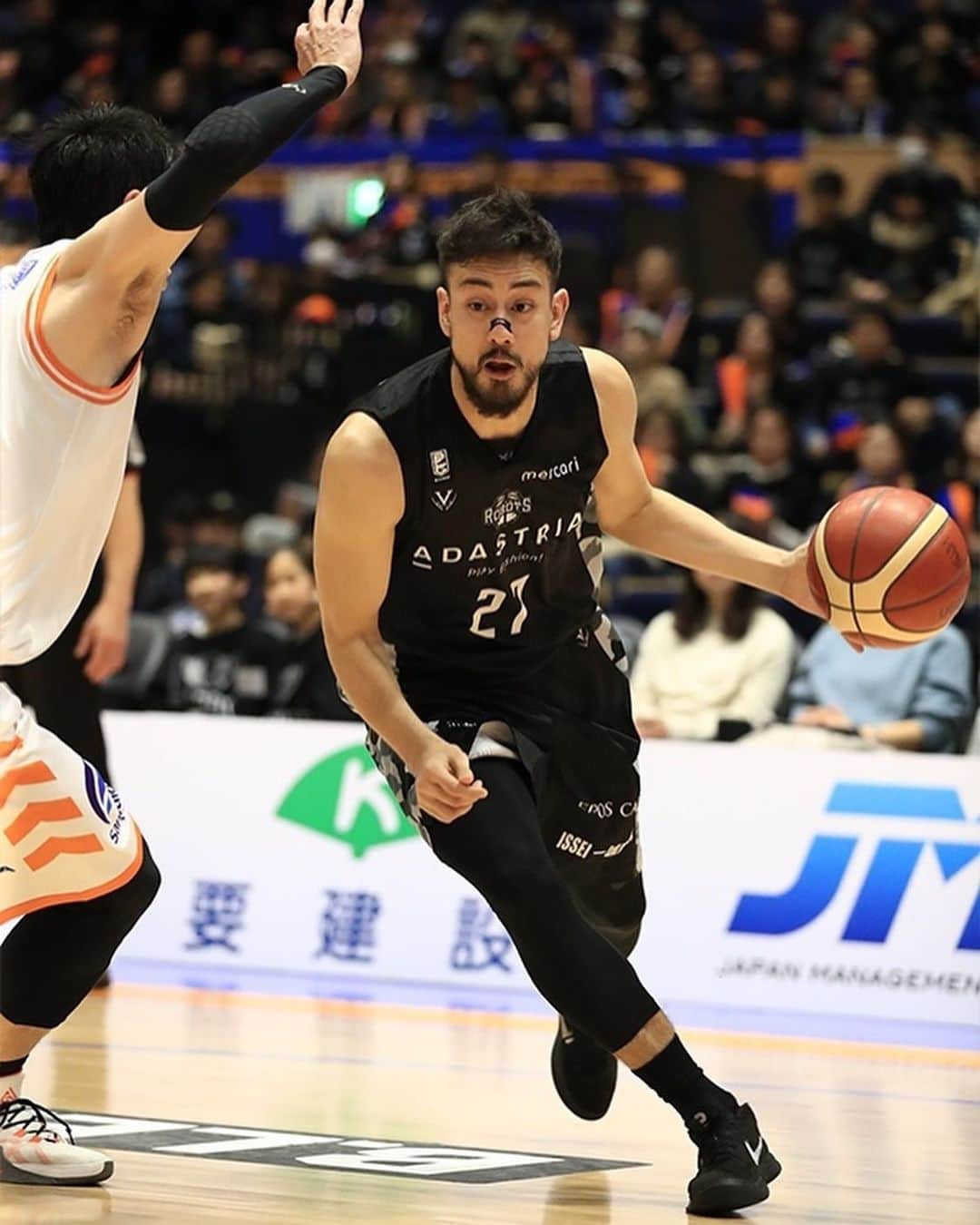 眞庭城聖のインスタグラム：「限定2試合だけの3rdユニで連勝する事が出来て良かったです‼️ コトのホーム初得点にツルのダンクと盛り上がり最高潮でとても楽しかったです🙌 今週末もまたホームで戦えるので連勝伸ばせるようにまた準備します‼️ #茨城ロボッツ　#3rdユニ　#水戸黒　#迷彩柄 #アダストリア　#バイオレラ　#runasone  #27」