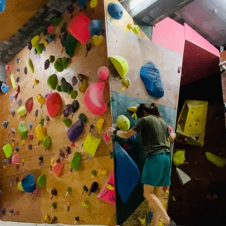 ホン・イン・リーのインスタグラム：「紅石嚴選路線～ #簡師傅出品 @redrockboulderinggym #taiwanclimbing」
