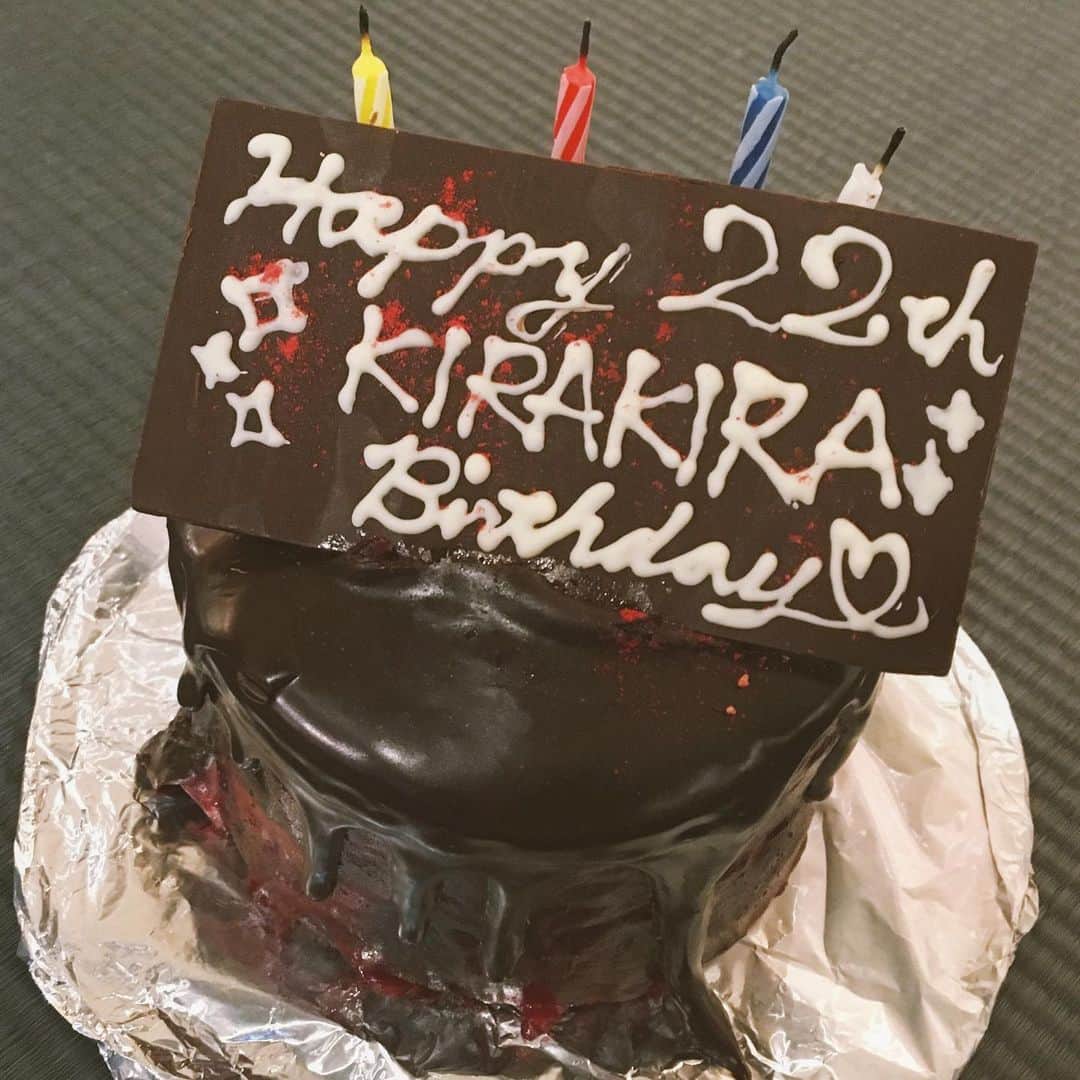 吉良穂乃香のインスタグラム：「今年ラスト銀鶴堂だったので、早めのハッピーバースデーをしてもらいました😭 ラズベリーがアクセントになってて美味しかった〜😍 残りのケーキはお酒と一緒にいただきます🍴 #birthdaycake」