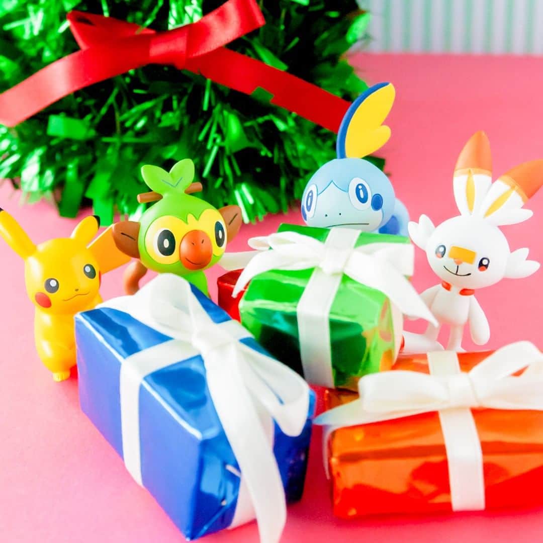 ピカチュウ公式Instagramさんのインスタグラム写真 - (ピカチュウ公式InstagramInstagram)「【今日のピカチュウ】 もうすぐクリスマスだね🎄✨ ピカチュウたちが見つけたのは大きなプレゼント…⁉🎁 #pikachu #grookey #scorbunny #sobble #pokemon #pikachu_snap #photooftheday  #christmas #christmastree #present #gift #ピカチュウ #サルノリ #ヒバニー #メッソン #ポケモン #クリスマス #クリスマスツリー #プレゼント」12月23日 18時00分 - pokemon_jpn