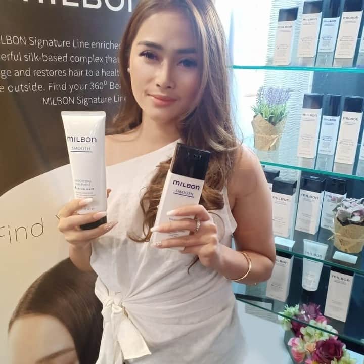 のインスタグラム：「We interviewed Mr.Ajie from "Jie Hair Studio", a well-known salon in Indonesia, for his review of Milbon products. ▼Impression and comments on Milbon I have been using Milbon products for almost two years and been impressed by its high quality. I love the elegant packaging too! ・ ▼Reaction and satisfaction rate from customers who have used the products Customers like the product for its scent, saying that it does not have a strong smell like other brand's products. Also, since it has different color printed on each package, it is easy for customers to differentiate products and it gives comfortable experiences for lots of customers. ・ ▼Commitment as a hair stylist Good products need professional hairdressers who are skilled in applying and mastering features of the product so that the product can solve customers hair issues effectively. In addition, it is very important for hairdressers to introduce products to customers effectively. ・ Milbon is designed to not only bring about satisfactory results, but also make the process of achieving such results pleasant for customers, through the gentle fragrance and smart design. Mr.Ajie, with his skills and know-how in hair products, will undoubtedly earn love and trust from more and more customers! ・ "Jie Hair Studio" Indonesia Location：Jl. Hybrida Raya PD14 (no 26) Kelapa Gading 14240 – North Jakarta ＝＝＝＝＝＝＝＝＝＝ Milbon official account. We provide worldwide stylist-trusted hair products. On this account, we share how hairstylists around the world use Milbon products. Check out their amazing techniques! ＝＝＝＝＝＝＝＝＝＝ #milbon #globalmilbon #milbonproducts #hairdesign #haircut #haircare #hairstyle #hairarrange #haircolor #hairproduct #hairsalon #beautysalon #hairdesigner #hairstylist #hairartist #hairgoals #hairproductjunkie #hairtransformation #hairart #hairideas #indonesia #jakarta #jiehairstudio」