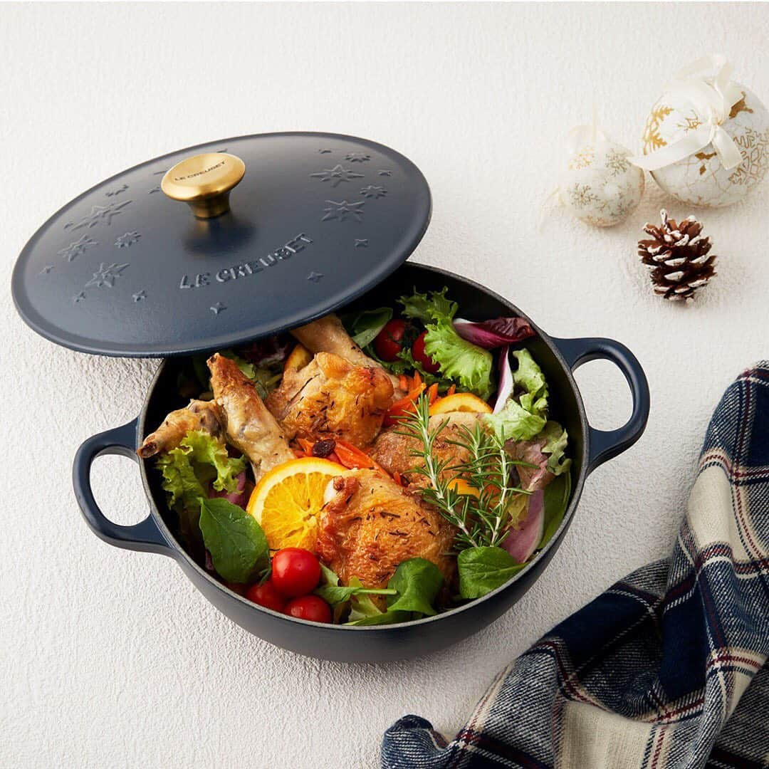 Le Creuset Japon　ル・クルーゼ ジャポンさんのインスタグラム写真 - (Le Creuset Japon　ル・クルーゼ ジャポンInstagram)「【ル・クルーゼ公式レシピ】鶏とにんじんのオレンジ煮﻿ ﻿ 爽やかなオレンジとにんじんが驚きの相性！チキンをより引き立てます。リーフを最後にちらして鍋ごと見せる、豪華な鶏料理です。﻿ ﻿ ﻿ 材料 【4～6人分／ マルミット 22cm　使用】﻿ 骨付き鶏もも肉　3本﻿ ※なければ鶏もも肉﻿ 塩、白こしょう　少々﻿ タイム　小さじ1﻿ ﻿ にんじん　2本（200g）﻿ レーズン　20g﻿ にんにく（チューブ・すりおろし）小さじ1﻿ オリーブオイル　大さじ1﻿ バター　25g﻿ 白ワイン　50ml﻿ オレンジ　1個﻿ 白ワインビネガー　小さじ1﻿ ﻿ ローズマリー　適宜﻿ ベビーリーフやお好みのハーブ　適宜﻿ ミニトマト　適宜﻿ ﻿ <下準備＞﻿ ・鶏肉は関節部分から斜め半分に切り、塩、こしょう、タイムをまぶす。﻿ ・オレンジは皮を塩（分量外）でこすり洗いし、半分を厚さ2㎜の輪切りにし残りは絞る。﻿ １鍋にオリーブオイルを中火で熱し、水気を拭き取った鶏肉を皮から入れる。﻿ こんがりと焼き色がついたら裏返して軽く焼き、一旦取り出す。﻿ ２鍋の脂をペーパーで拭き取り、バター、にんじん、レーズン、にんにくを加えて軽く炒める。﻿ 鶏を戻し入れ、一旦火を止めて白ワイン、オレンジジュース、白ワインビネガー、ローズマリーを加えて沸かし、フタをして弱中火で10分ほど蒸し煮にする。﻿ ３煮汁を塩で味をととのえ、サーブする直前にベビーリーフ、ハーブ、ミニトマトを飾る。﻿ .﻿ #ルクルーゼ #lecreuset #ストーンウェア #新製品 #クッキングラム #cookingram #手料理 #おうちごはん #うつわ #器 #器好き #簡単ごはん #デリスタグラム #きのこ #鳥ごぼう #炊き込みご飯 #メニュー #レシピ ﻿」12月23日 18時00分 - lecreusetjapon