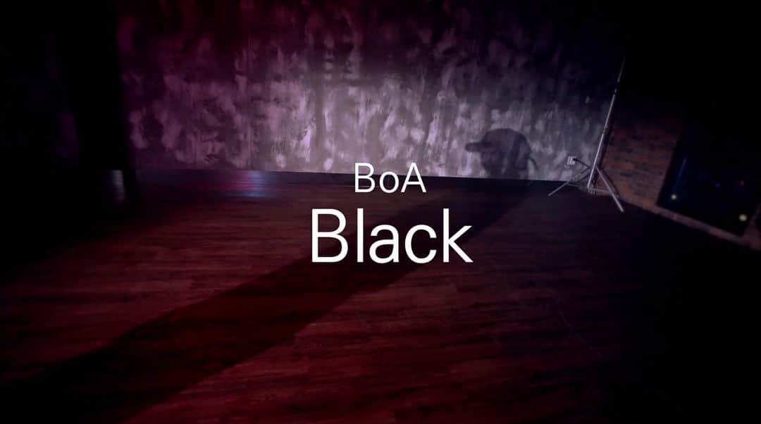 BoAのインスタグラム：「뽀산타를 위해 우리나라 최고의 스텝과 스튜디오가 뭉쳤다!!🥳 기대해~🖤 #black #tapahathedancespace」