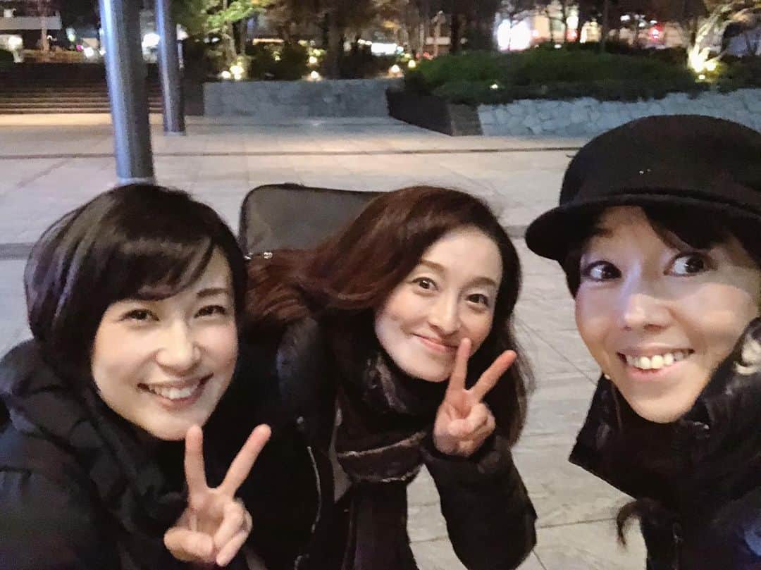 大月さゆのインスタグラム：「気がつけば今年もあと10日をきっていました💦 毎日「シャボン玉、、、」のお稽古に励んでおりますっ。  稽古はラストスパートに入っておりますが、、。やるべき事はまだ数多く。  お二人のステキすぎるお姉さま。 相川忍さんと、月影瞳さん。 面白くてあったかくてサイコーです🥰こんな風になりたい。  #シャボン玉とんだ宇宙までとんだ  #明日クリスマスなんだって　🎄 #忘れてたっ　😳」