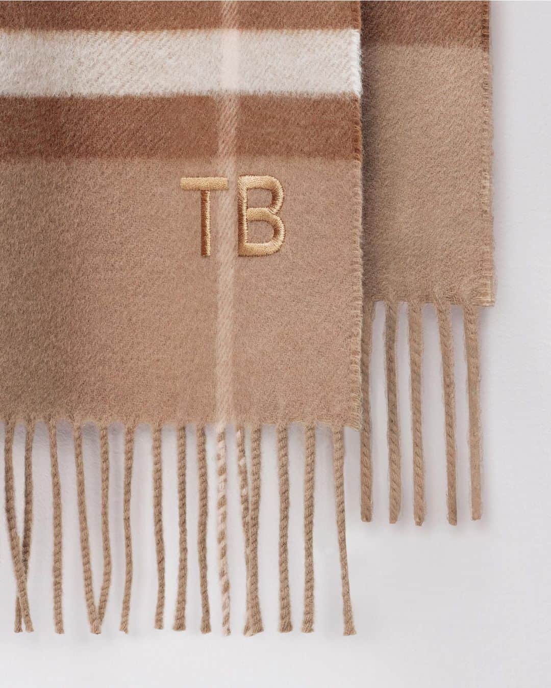 Burberryさんのインスタグラム写真 - (BurberryInstagram)「Personalise your gift this festive season. Add your loved one’s initials to our classic check cashmere scarf – crafted at a 200-year-old mill in the Scottish countryside . #BurberryFestive #BurberryGifts」12月23日 18時03分 - burberry